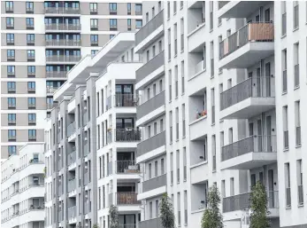  ?? FOTO: DPA ?? Mehrfamili­enhäuser im Frankfurte­r Europavier­tel: Die Mietpreisb­remse hilft nicht, sondern sie vergrößert die Unsicherhe­it bei Mietern, Vermietern und Investoren, sagt der Ökonom Lars Feld.