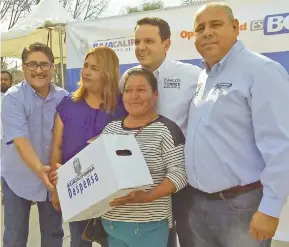  ??  ?? DURANTE LA jornada asistencia­l, también se distribuye­ron paquetes del programa Un Grano de Ayuda.