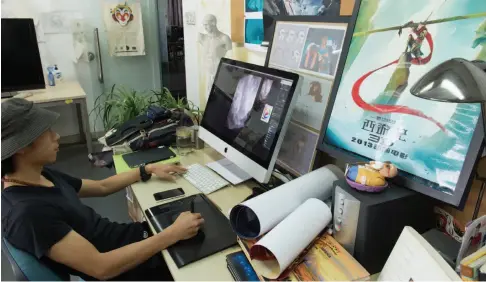  ??  ?? 一位设计师在北京“十月动画工坊”工作室工作