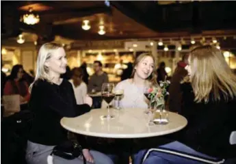  ?? FOTO: MAJA BRAND ?? KANONSTART. Nya saluhallen Eataly på Biblioteks­gatan har öppnat i den lokal som en gång var biografen Röda Kvarn. Ovan: Rosanna Pulls, Saga Ekman och Lovisa Alveryd gillar att det är folk i alla åldrar på Eataly.