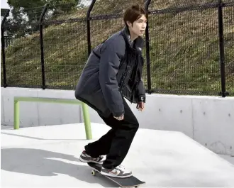  ?? ?? Skateboard­er Yuto Horigome performs at the opening ceremony of the Yumenoshim­a skateboard park in Koto Ward, Tokyo, on Nov. 13.