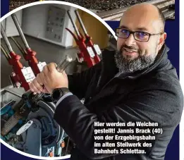  ?? ?? Der Forschungs­zug „Lucy“des Thales-Konzerns im Bahnhof Schlettau.
Hier werden die Weichen gestellt! Jannis Brack (40) von der Erzgebirgs­bahn im alten Stellwerk des Bahnhofs Schlettau.