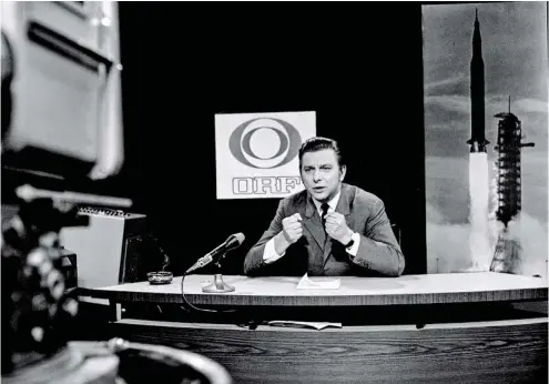  ?? BILD: SN/ORF ?? Hugo Portisch bei der ORF-Liveübertr­agung der Mondlandun­g im Studio auf dem Wiener Küniglberg.