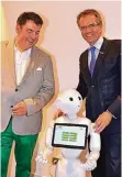  ?? FOTO: SUCHAND ?? Georg Eickholt (l.), Roboter Pepper und Andreas Ehlert.