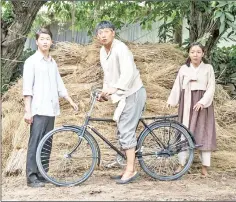  ??  ?? Rain, centre, in a scene from the film ‘Um Bok Dong’, in which he starred.