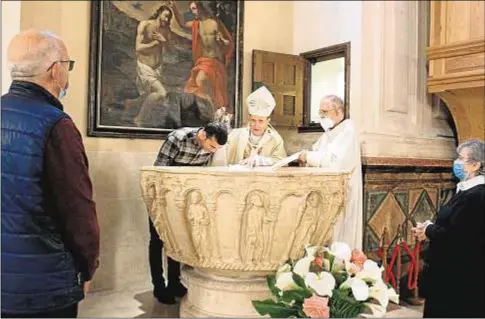  ?? Fotos: Archidióce­sis de Burgos ?? El arzobispo Fidel Herráez bautiza a Mahdi, en la catedral de Burgos, el pasado 24 de mayo