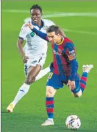  ?? FOTOS: EFE ?? No hubo amarilla a Djené después de agarrar a Messi en la jugada que acabó en gol