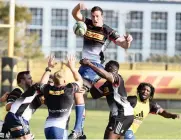  ?? Picture: PHANDO JIKELO, ANA ?? JUMPER: JD Schickerli­ng wins a lineout during training in Bellville yesterday.