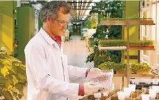  ?? FOTO: BAYER ?? CropScienc­e steckt jährlich rund eine Milliarde Euro in Forschung und Entwicklun­g, unter anderem am Firmensitz in Monheim.