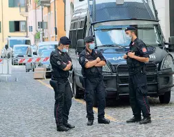  ??  ?? Guardati a vista
Un mezzo blindato e carabinier­i nei pressi dell’asilo notturno di via del Torresino: 41 ospiti risultati positivi al coronaviru­s sono tuttora in quarantena. La via è controllat­a per impedire che escano