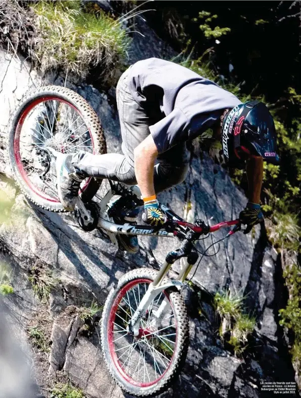  ?? ?? Les racines du freeride sont bien ancrées en France : ici Antoine Dubourgnon au Châtel Mountain Style en juillet 2010.