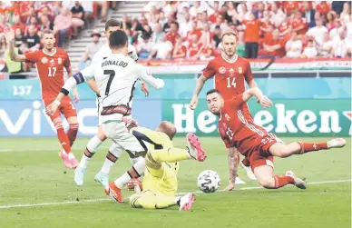  ?? — Gambar AFP ?? PERLAWANAN TUMPUAN: Sebahagian daripada babak-babak aksi perlawanan Euro 2020 di antara Hungary dan Portugal di Puskas Arena di Budapest.