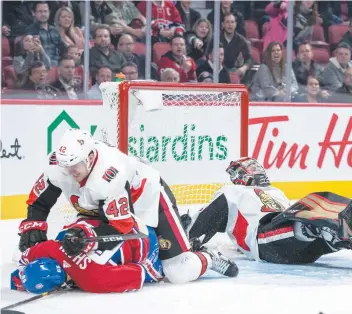  ?? PHOTO BEN PELOSSE ?? Andrew Shaw a goûté à la médecine de Justin Falk près du filet de Craig Anderson, en troisième période .