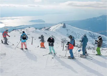  ?? M. MARTÍNEZ ?? Nieve. Se espera que en el Cerro Catedral la disfruten al menos 10 mil esquiadore­s cada día.