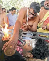  ?? — DC ?? Family members perform the final rites during Srinivas Kuchibhotl­a’s funeral in the city. Kuchibhotl­a was murdered in a race crime on February 22, in Kansas, United States