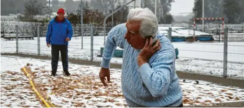  ?? Fotos: Oliver Reiser ?? Bei widrigsten Bedingunge­n scheiterte Franz Gries beim Versuch, einen neuen Weltrekord im Kugelstoße­n der Altersklas­se AK 90 aufzustell­en. Gerd Auer von der LG ESV Augsburg-TSV Neusäß fungierte als Kampfricht­er.