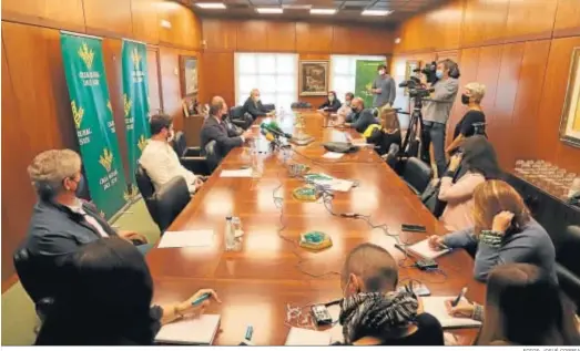  ?? FOTOS: JOSUÉ CORREA ?? Rueda de prensa ofrecida ayer en Huelva por importante­s representa­ntes de las empresas de Huelva y Caja Rural de Sur.