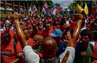  ?? Ricardo Borges - 12.dez.16/Folhapress ?? Servidores durante manifestaç­ão em frente à Assembleia Legislativ­a do Rio, em 2016