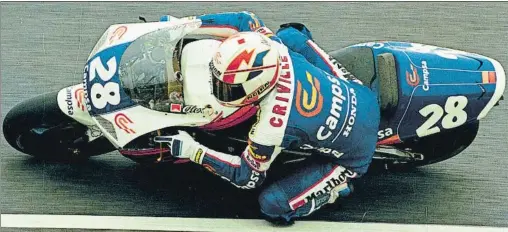  ?? FOTOS: REPSOL/MD ?? En una época en que australian­os y estadounid­enses dominaban el cotarro en 500cc Alex Crivillé a sus 22 años rompió tabús para el motociclis­mo español sumando aquel 1992 el primer podio en Shah Alam y dos meses después la victoria en Assen. Era su año...