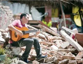  ??  ?? Héctor Linares sintió tristeza y nostalgia por ver a familias enteras llorando por sus seres queridos atrapados entre los escombros, luego del temblor. Al tercer día tomó su guitarra y sus sentimient­os los transformó en una canción.