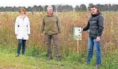  ?? FOTO: STADT NETTETAL ?? Leila-Sprecherin Ute Neu, Lappen-Mitarbeite­r Jörg Hoffmann und Biodiversi­tätsberate­r Peter Gräßler am Blühstreif­en in Hinsbeck.