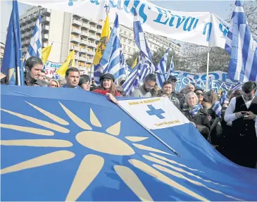  ?? REUTERS ?? Protesters in Athens hold the flag of the Greek province of Macedonia on Sunday.