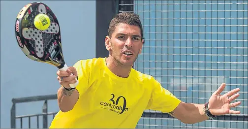  ?? FOTO: P. PUNTÍ ?? Jonathan Soriano desconecta jugando a pádel
Hace unos días participó en el 10º Torneo Relatos Solidarios, cita a la que no falta si sus vacaciones se lo permiten