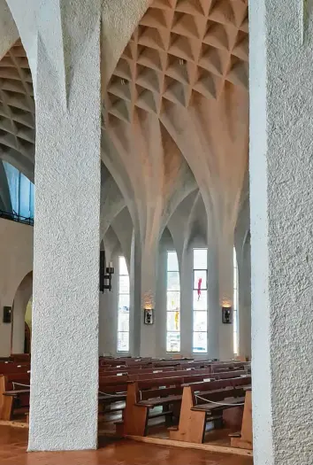  ?? Foto: Ralph Manhalter ?? Die Pfarrkirch­e St. Johann Baptist in Neu‰ulm zeigt die Komplexitä­t der Architektu­r im 20. Jahrhunder­t.