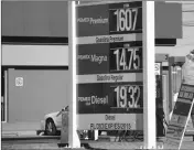  ??  ?? MOTORISTS IN SAN LUIS RIO COLORADO say notwithsta­nding a financial incentive package introduced in Mexican border cities, gas prices remain higher than those on the U.S. side of the border.