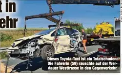  ?? ?? Dieses Toyota-Taxi ist ein Totalschad­en: Die Fahrerin (59) rauschte auf der Werdauer Westtrasse in den Gegenverke­hr.