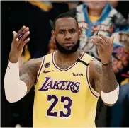  ??  ?? «Senza pubblico non gioco». LeBron James, dei Los Angeles Lakers, si è opposto ieri all’ipotesi anti-coronaviru­s, avanzata dai vertici dell’Nba, difare disputare le partite di basket negli Usa a porte chiuse
EPA