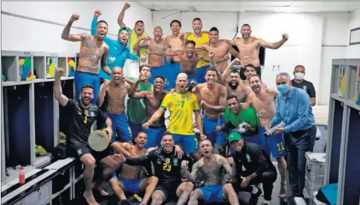  ??  ?? Los jugadores de Brasil celebran en el vestuario la victoria ante Perú que los clasifica para la final de la Copa América.