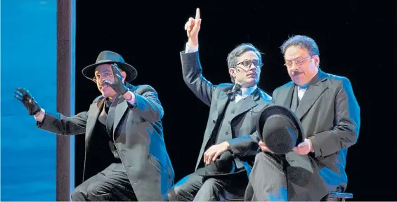  ??  ?? Heterónimo­s. Gael García Bernal (al centro) logra una gran interpreta­ción del poeta luso, junto a Martín Slipak y Fernán Mirás.