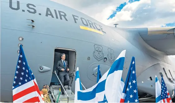  ?? ?? US-Außenminis­ter Blinken wurde mit zahlreiche­n Flaggen empfangen, richtete aber dennoch klare Worte an die Regierung Benjamin Netanjahus.