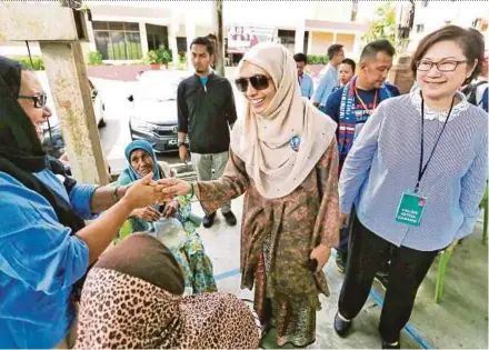  ?? PIC BY KHAIRULL AZRY BIDIN ?? PKR vice-president Nurul Izzah Anwar greeting supporters in Kota Kinabalu yesterday. With her is Sabah PKR chairman Datuk Christina Liew (right).