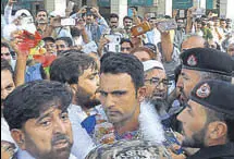  ?? AFP ?? Fakhar Zaman (centre) surrounded by fans in Peshawar.