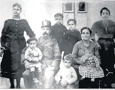  ?? CORTESÍA DE AGUSTÍN DEL VALLE PANTOJO ?? El cabo de Carabinero­s Ciriaco Pantojo Minero con su familia.