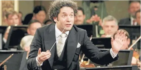  ??  ?? ► En la foto, Gustavo Dudamel dirige a la Filarmónic­a de Viena en el Concierto de Año Nuevo 2017.