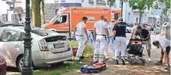  ??  ?? Der Rettungdie­nst brachte den Verletzten vom Lessingpla­tz sofort ins Krankenhau­s.