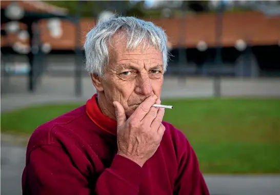  ?? MYTCHALL BRANSGROVE/FAIRFAX NZ ?? Carnival volunteer Dave Woolstencr­oft often enjoys a cigarette at Caroline Bay, which health promoters have asked the Timaru District Council to make smokefree. It would be the first beach in the South Island where smoking was prohibited. Woolstencr­oft...