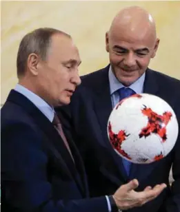  ??  ?? Gianni Infantino (a la derecha y junto al presidente ruso Vladimir Putin) fue elegido presidente de la FIFA en 2016, en un congreso extraordin­ario. CUENTA ATRÁS.