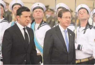  ?? (Ori Lewis) ?? PRESIDENT ISAAC HERZOG and Ukrainian President Volodymyr Zelensky walk past an honor guard yesterday in Kyiv.