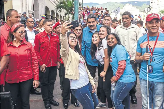  ?? Juan barreto/aFP ?? Simpatizan­tes chavistas en una selfie con Maduro en Caracas