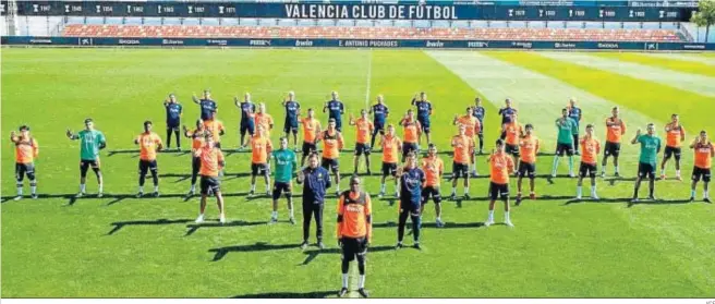  ?? VCF ?? La plantilla y el cuerpo técnico del Valencia posan en la ciudad deportiva haciendo un gesto contra el racismo en apoyo a Diakhaby.