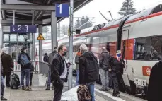  ?? FOTO: CHRISTIAN FLEMMING ?? Weil der Eurocity-Express in Hergatz auf einem Gleis ohne Oberleitun­g gestrandet ist und Fahrgäste in langsame Regionalzü­ge umsteigen mussten, fordert der Fahrgastve­rband Pro Bahn Nachbesser­ungen.