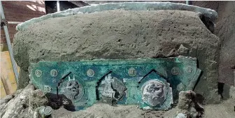  ??  ?? Bronzo e legno
Il carro cerimonial­e trovato a Civita Giuliana, a nord di Pompei (Parco archeologi­co di Pompei/Ap)