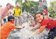  ?? CORTESÍA ?? Niños juegan con el agua, ante mirada del gobernador.