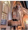  ??  ?? Einen Steinwurf vom Marktplatz entfernt steht die Hauptkirch­e St. Nicolai, die in den vergangene­n Jahren prachtvoll­e Fenster bekam, für die die Gemeinde lange sparte und die das Bistum Münster mitfinanzi­erte. Berühmt sind die mittelalte­rlichen Altäre wie der Sieben-schmerzen-altar des niederländ­ischen Schnitzers Henrik Douwerman oder der Hochaltar von Meister Arnt.