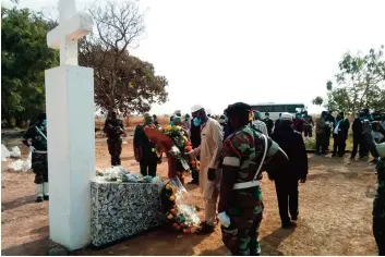  ?? LOURENÇO BULE| EDIÇÕES NOVEMBRO ?? Grupo de 15 ex-militares guineenses visitou locais onde combateram na guerra de 1976