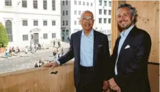  ?? Foto: M. Hochgemuth ?? Darren Walker, Präsident der Ford‰Stiftung, besuchte den Fugger‰Pavillon. Hier im Bild mit Alexander Erbgraf Fugger‰Babenhause­n (von links).